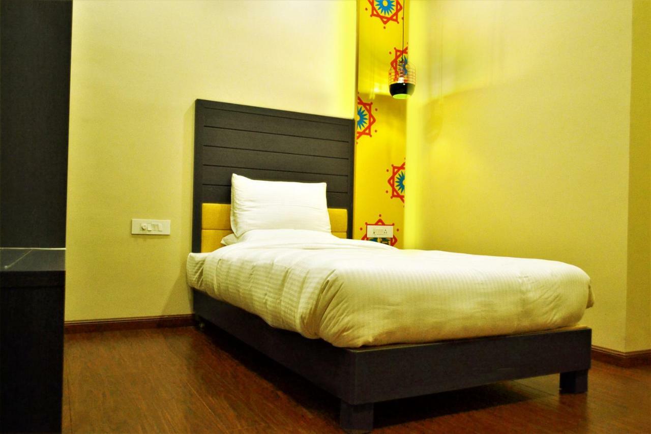 Hotel Asansol International Екстер'єр фото